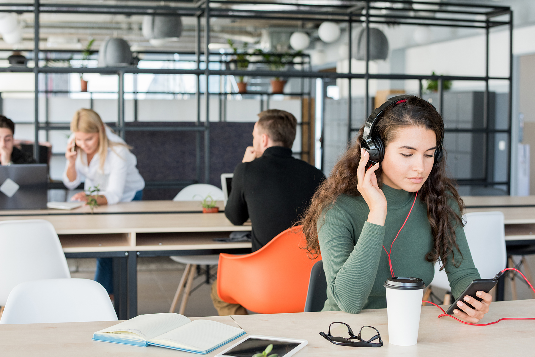 Young Woman in Co Working Space L'impact de l'acoustique sur la productivité en open space
